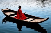 中年女人梦见坐船在水上行驶，一段心灵深处的自我对话